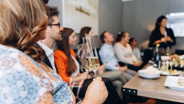 Firmenevent, Close-Up von Sektglas - 