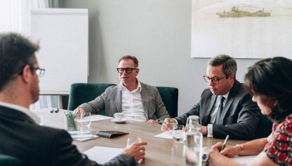 Besprechung im Büro - 